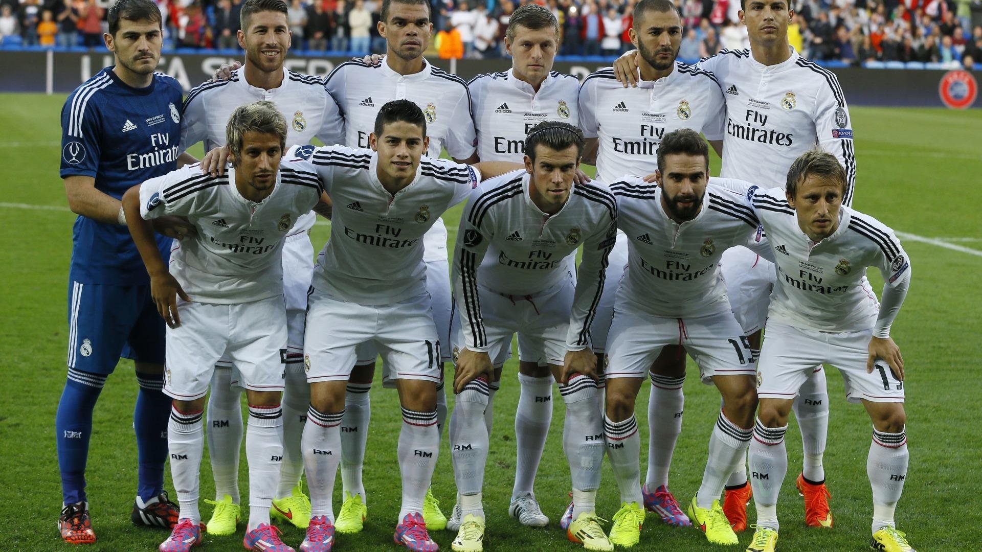 詹姆斯防守端表现积极多次干扰投篮,詹姆斯防守反击