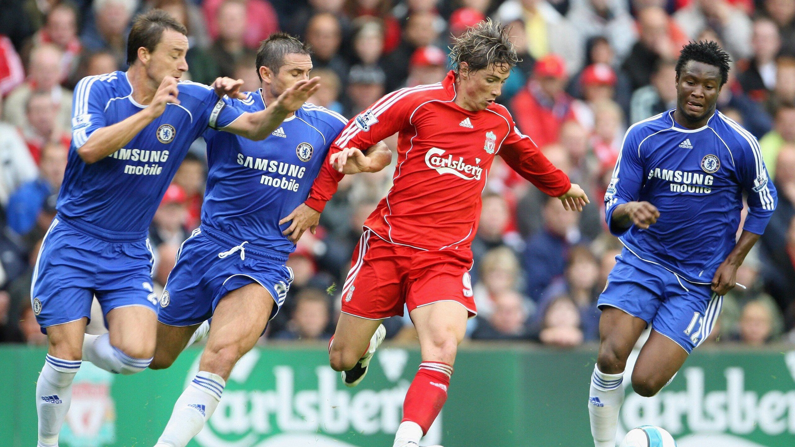 詹姆斯防守端表现积极多次干扰投篮,詹姆斯防守反击