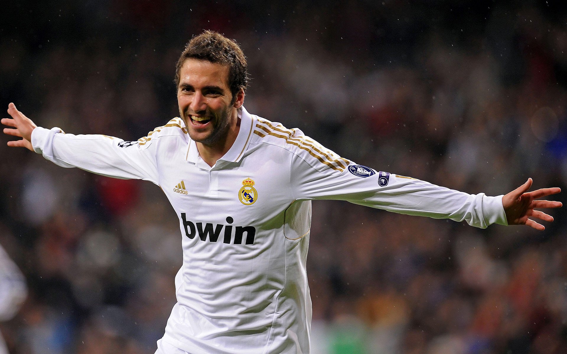 足球重大比赛现场设立互动展区，增强观赛体验，足球展厅